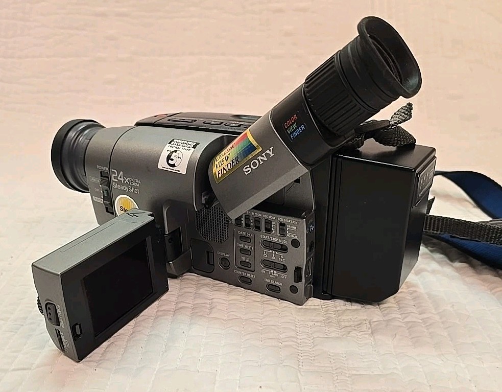 Sony Handycam Video 8 CCD-TRV29 24X Digital Zoom Steadyshot Bundle