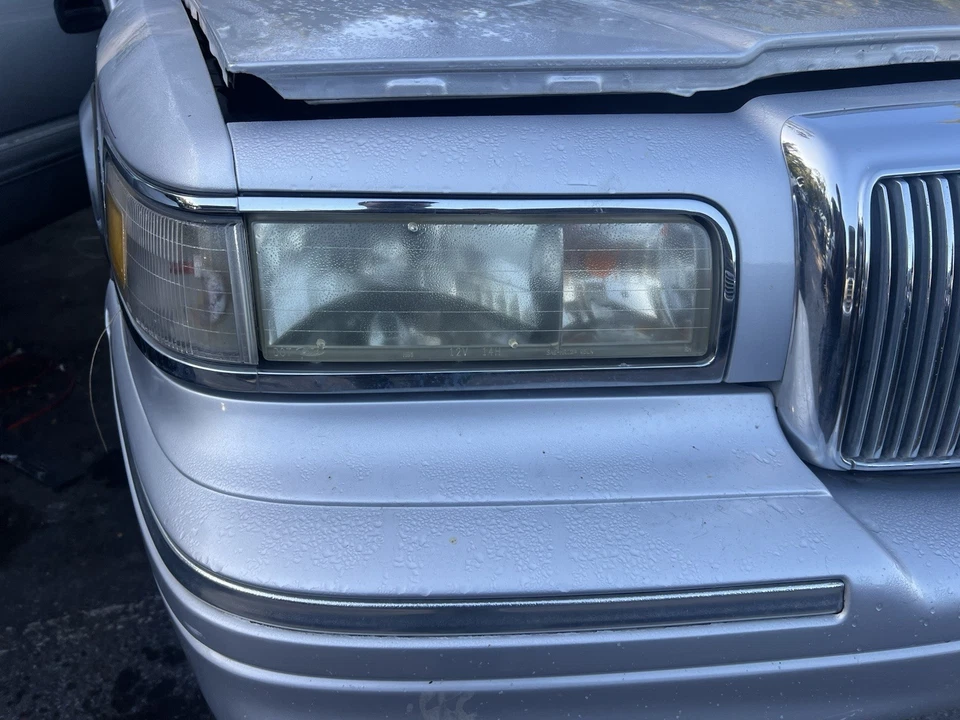 95-97 Lincoln Town Car Left/Right  Side Headlight Assembly ONLY 2 Pc - Image 4 of 4