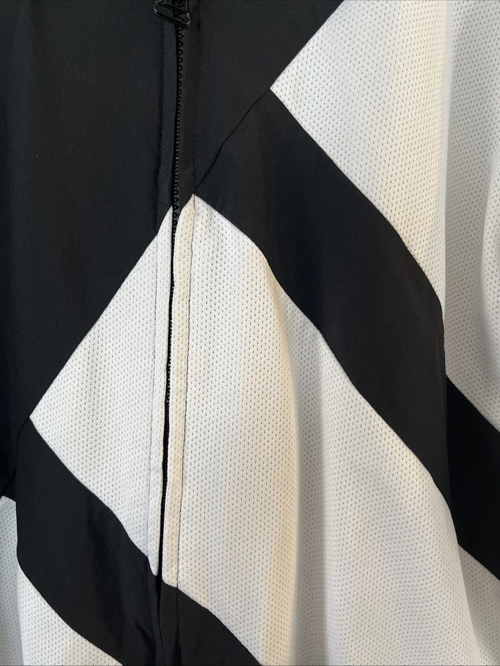 Jaqueta Adidas Originals Berlin Bold Track Preta Branca Logotipo 3 Listras - Masculina Tamanho M - Imagem 4 de 4