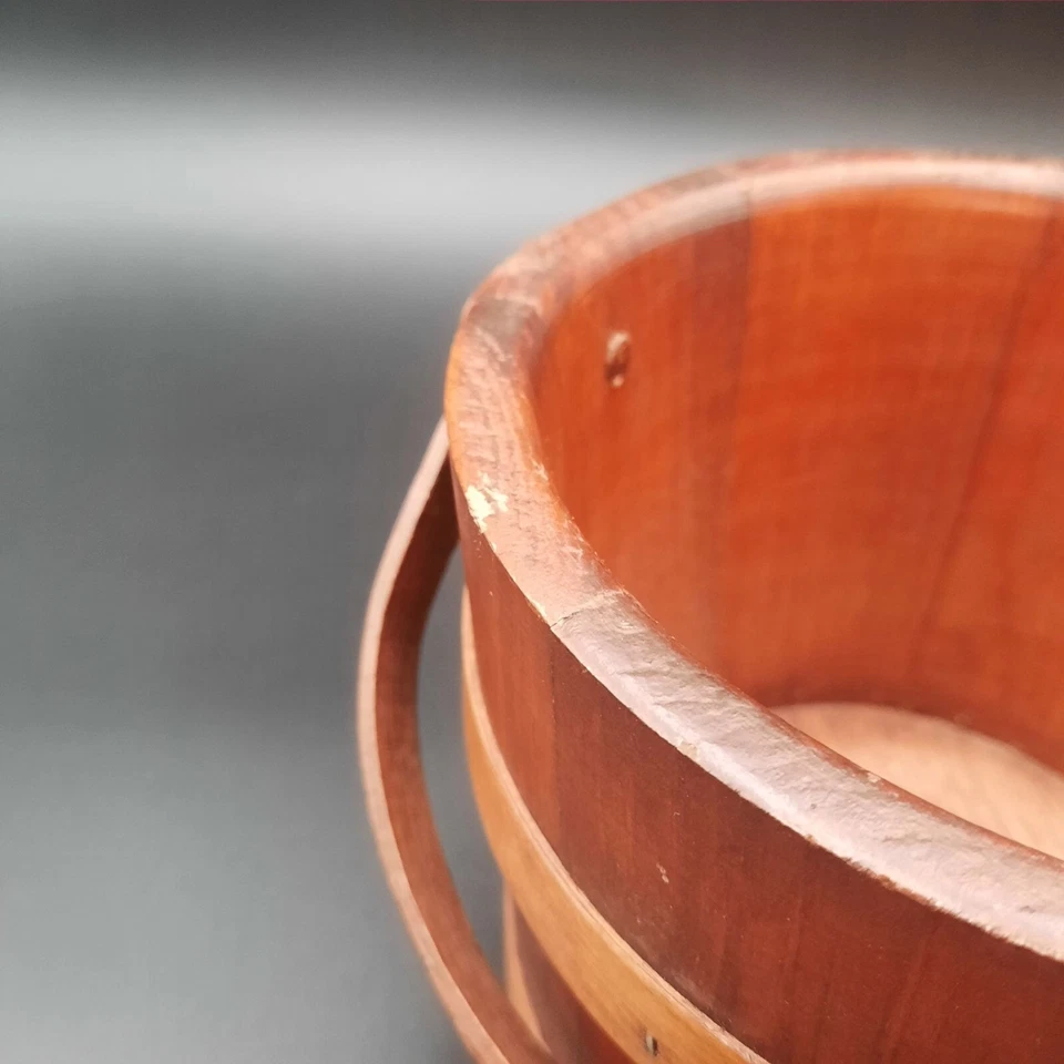 Antiguo cubo de hielo primitivo de madera de abeto y vidrio con pinzas Foto 4 de 4