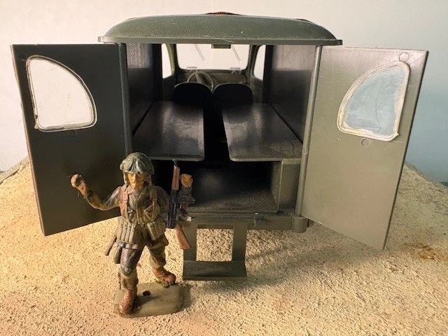 RARE Tristar 1982 M.A.S.H. 4077 Medical Unit Ambulance, MASH Truck, 1/32 - Image 4 of 4