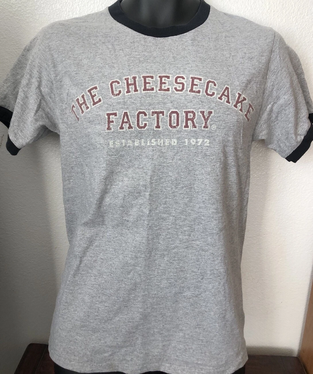 VTG. Cheesecake Factory Restaurant Employee Work Uniform Unisex RARE T-Shirt S