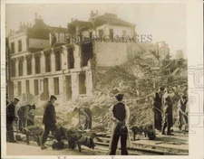 1940 Press Photo Workers repair tram tracks damaged during night raids, England