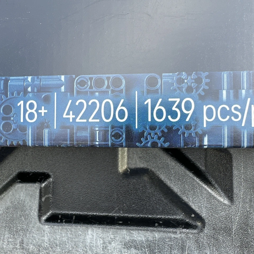 LEGO TECHNIC: ORACLE RED BULL RACING RB2  (42206) / NEW - Image 2 of 2