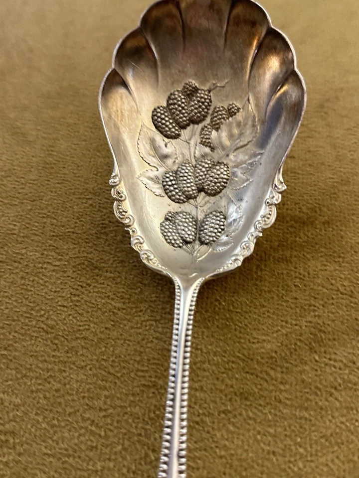 Antigua cuchara para servir bayas plateada Rogers Bros A1 Milam 1847 con MONO Foto 3 de 4