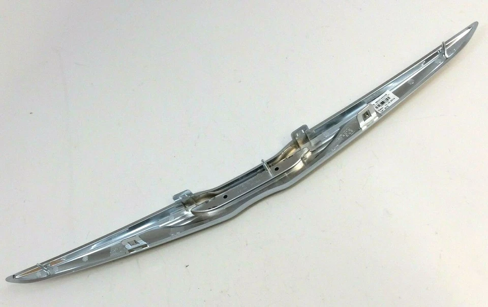 Chrysler Pacifica 2017-2020 delantero plateado con alas parrilla emblema ala OEM Foto 3 de 3