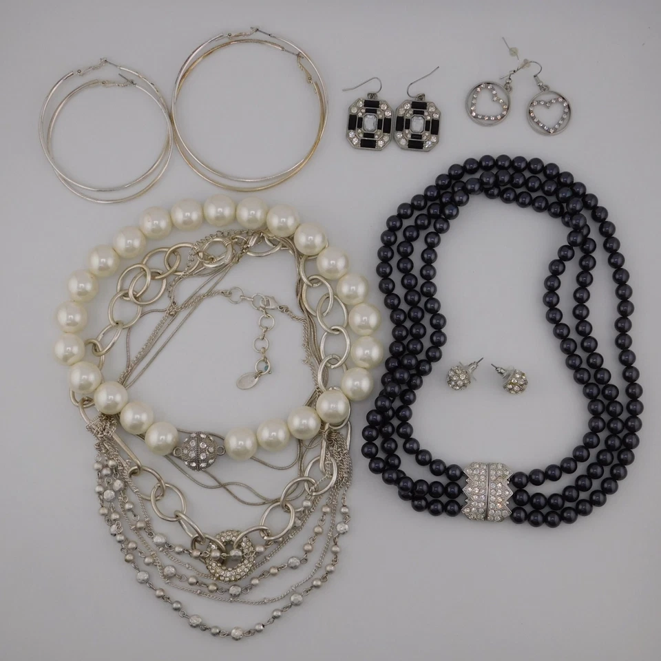 Elegante conjunto de collares, pendientes y aros en capas seleccionado por estilista