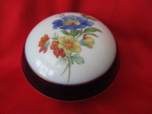 AK KAISER GERMANY PORCELAIN FLORAL COBALT BLUE STRIPE TRINKET BOX 31/4" Dia.