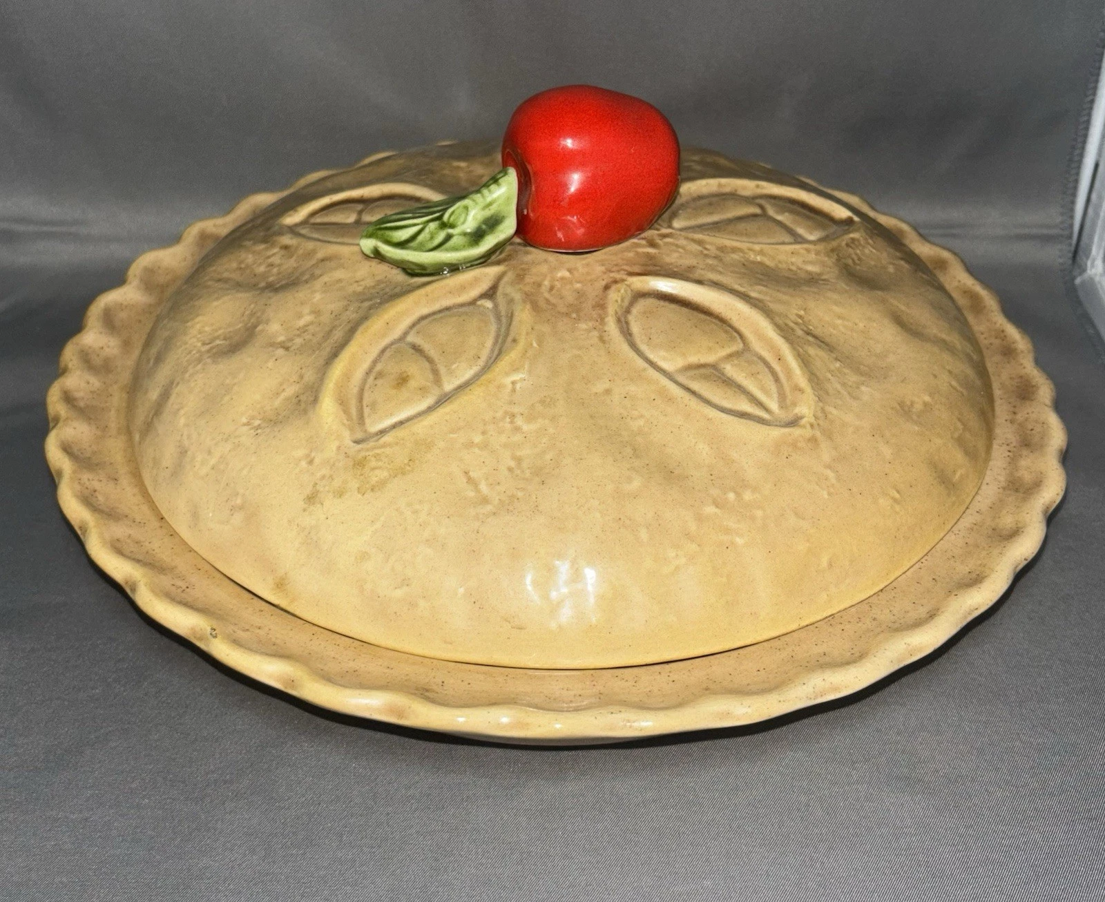 Vintage Stoneware Pie Dish - Ceramic Cookware with Lid Apple Décor