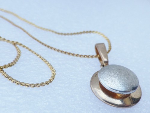 collier pendentif plaqué or 18k et argent poinçon rond relief 761 - Picture 3 of 4