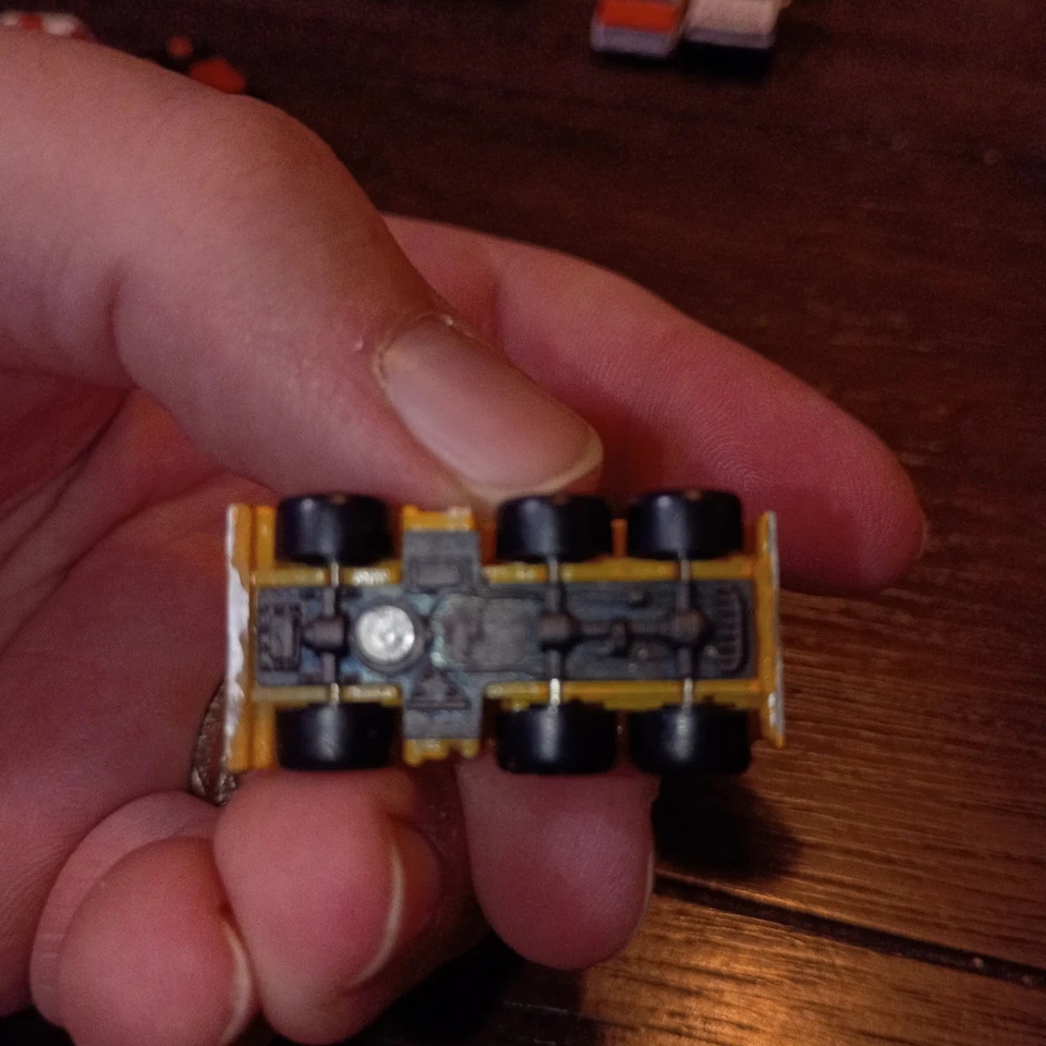 Небольшой микромашина сверхпрочный самосвал желтый и серый - Изображение 2 из 2