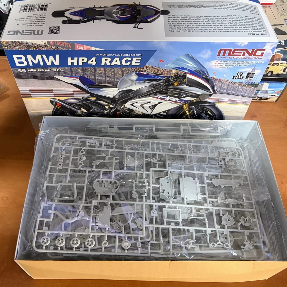 Meng MT-004 BMW HP4 Race 1/9 - Bild 3 von 3