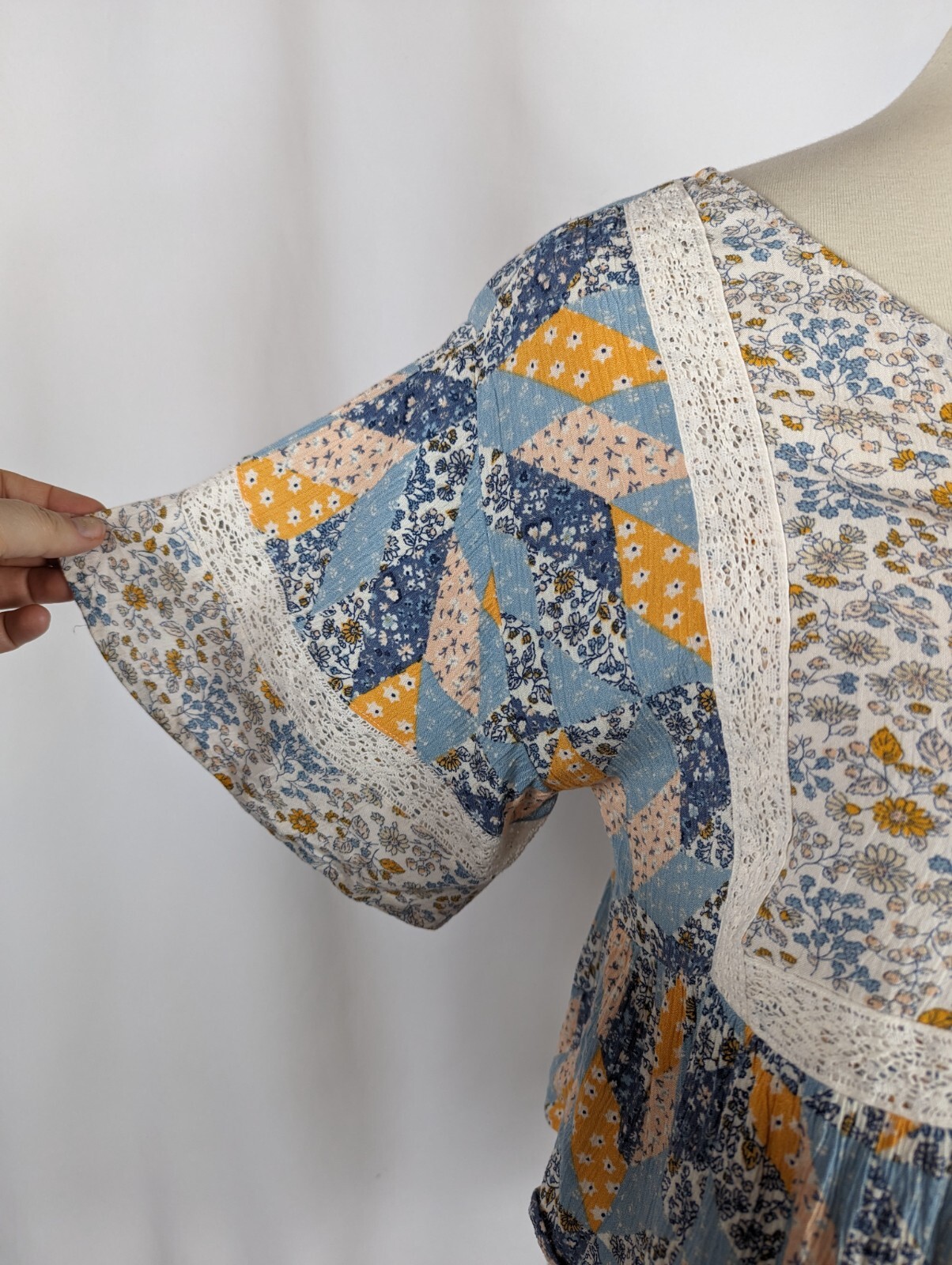 American Eagle Patchwork Cropped Floral Short Sle… - image 4