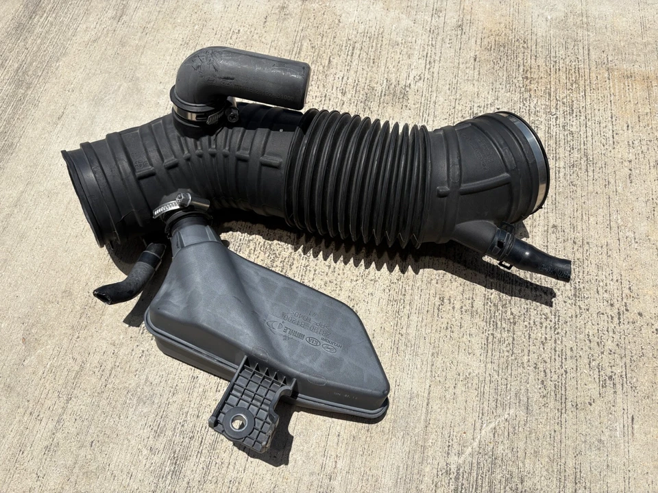 Genuine, 2015-2016 Hyundai Genesis 3.8L Engine Air Intake Hose Tube #28130-B1200 - Изображение 2 из 4