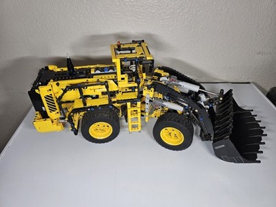  LEGO Technic Volvo L350F Wheel Loader (Set 42030) - Built Model