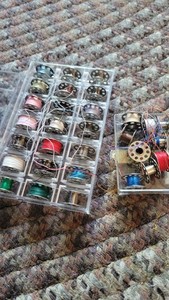 Lot Of 30 Vintage Sewing Machine Bobbins Metal 10 hole ~ W/ Mixed  Thread & Tray
