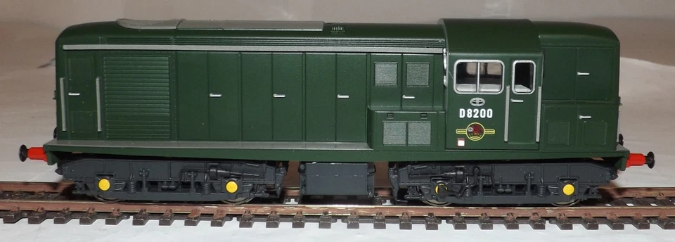 HELJAN 1500 CLASS 15 BTH/CLAYTON LOCOMOTIVE D8200 BR PLAIN GREEN - Image 2 of 4
