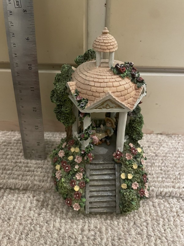 Music Box Heavy Resin Gazebo with Little with Boy and Girl 