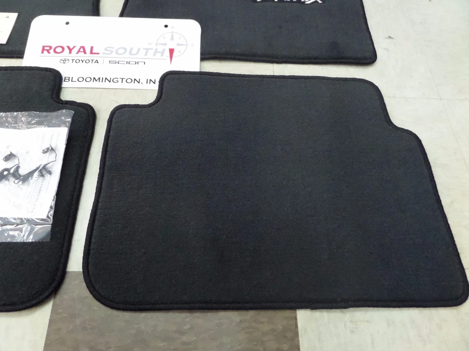 Toyota Matrix 2009 - 2013 FWD conjunto de tapetes de assoalho carpete carvão escuro original do fabricante original de equipamento original - Imagem 4 de 4