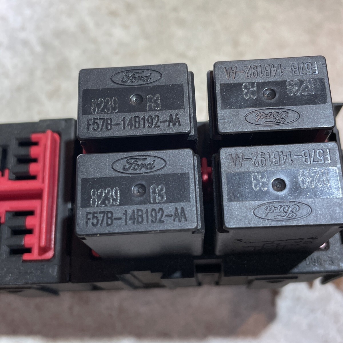 1998 1999 FORD TAURUS MERCURY SABLE 3.0L SMALL UNDER HOOD FUSE RELAY BOX