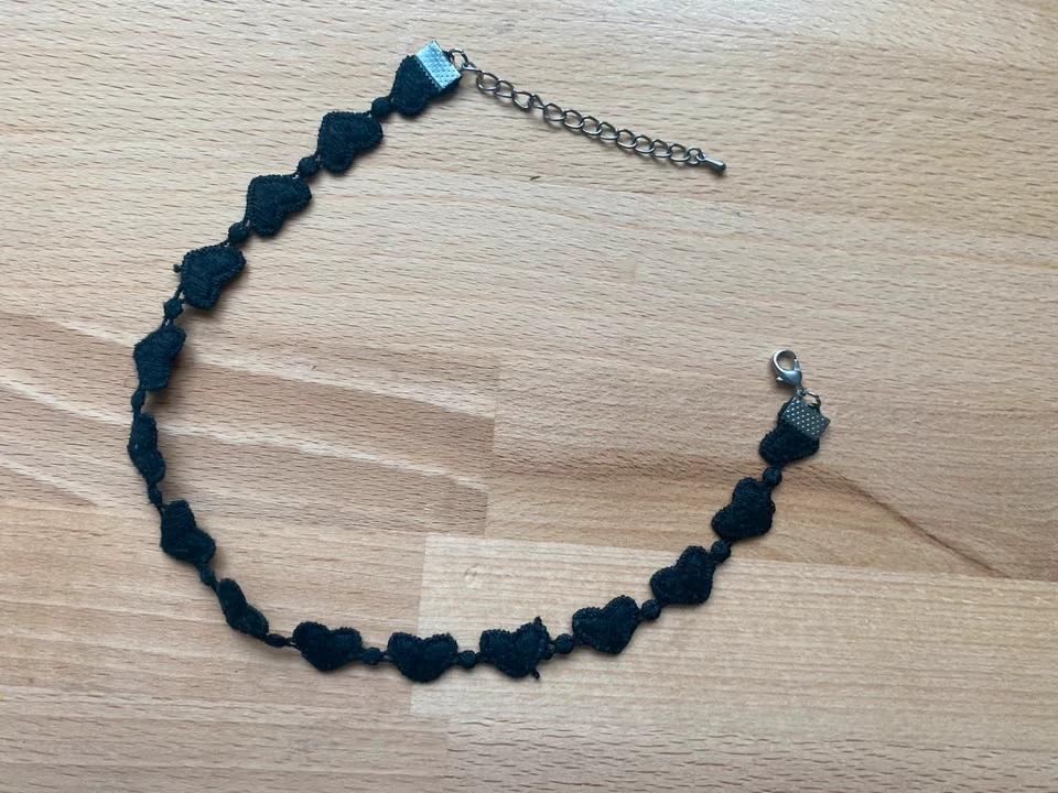 schwarzer Choker / Halskette mit Herzen aus Stoff von ASOS - Bild 2 von 4