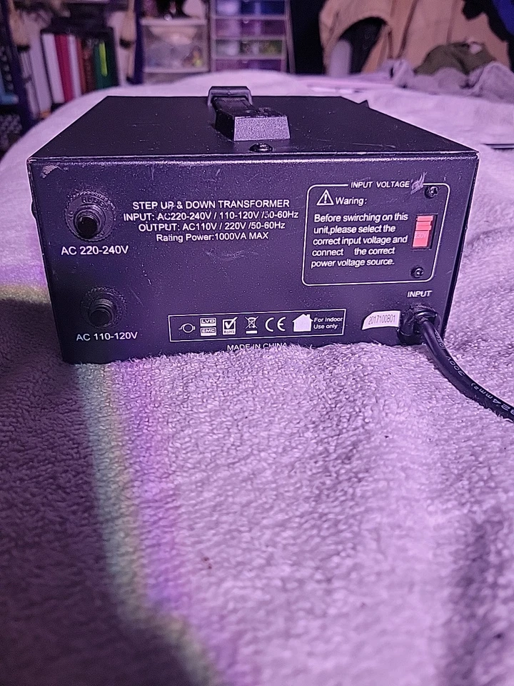 Transformador convertidor de voltaje ELC T-1000 1000VA - paso arriba/abajo (110 V/220 V) sin probar Foto 2 de 4