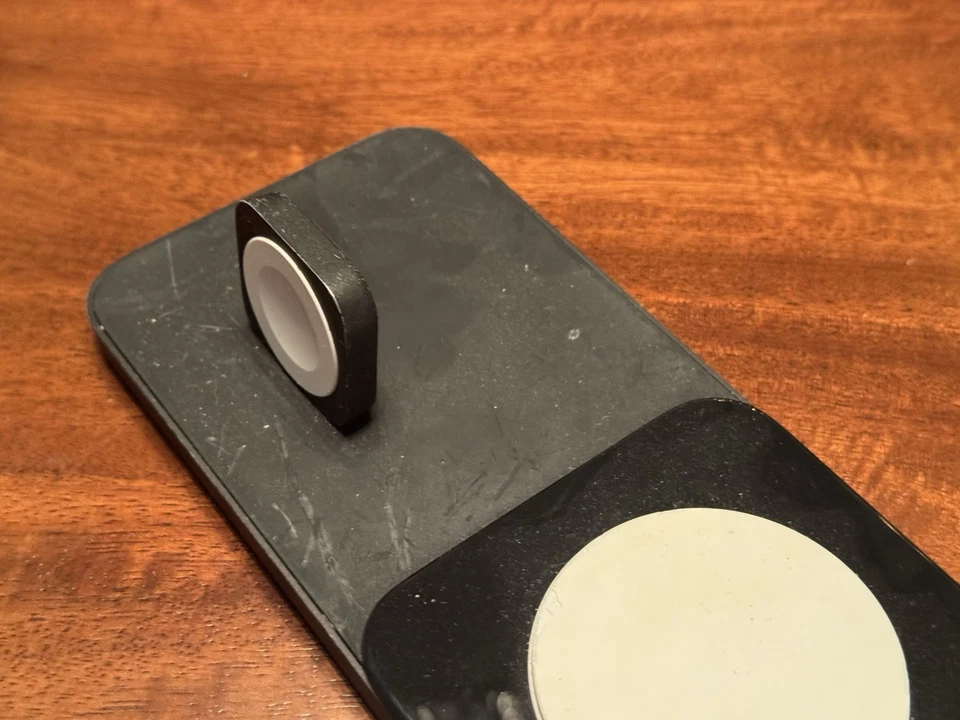 Nomad Base One Max MagSafe 15W Almohadilla de Carga Inalámbrica Reloj iPhone Foto 2 de 3