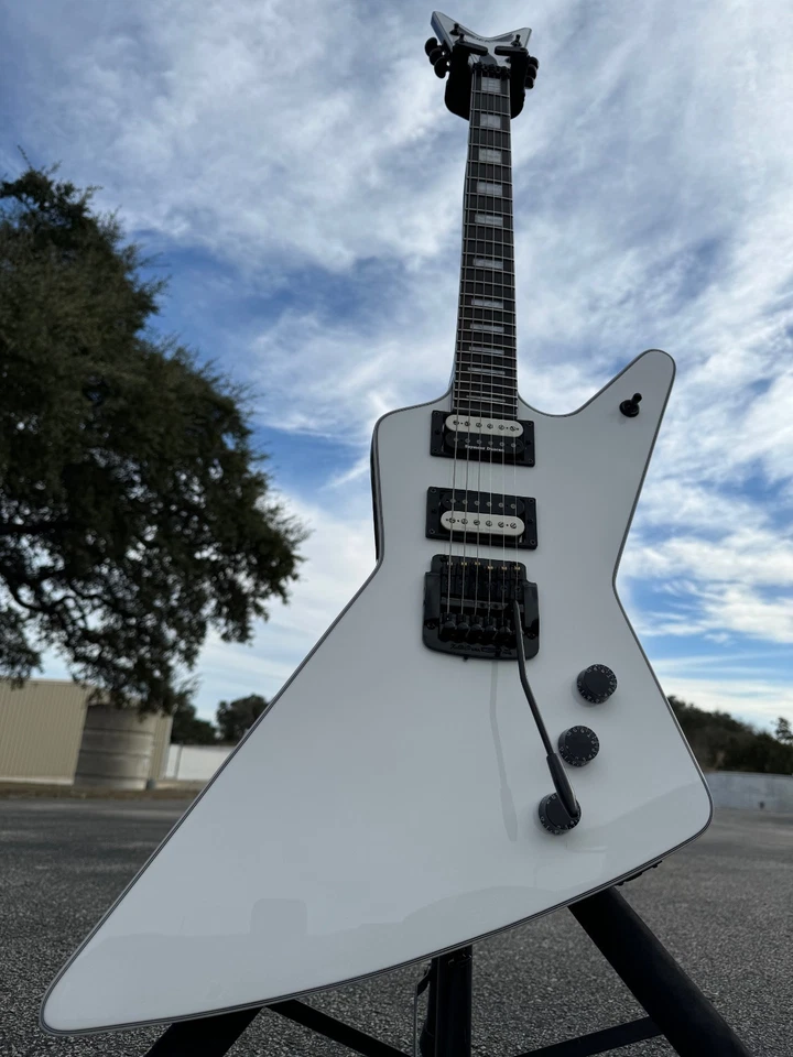 GUITARRA DEAN Z CLASSIC WHITE SELECT con KAHLER NAMM 2021 con ESTUCHE ¡NUEVA DESCATALOGADA! Foto 2 de 4