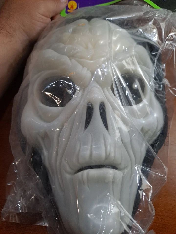 Alien Seibur PVC Mask Adult Size Rubies Halloween Dress Up Glow In The Dark - Image 3 of 4