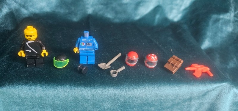 Vintage 1980s / 1990s Assorted LEGO Minifigure Lot 0.4 oz (16 pieces)