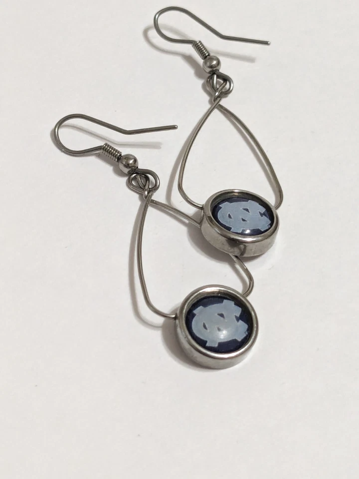 Pendientes colgantes de gancho Wincraft con logotipo UNC de la Universidad de Carolina del Norte. 2" Foto 4 de 4