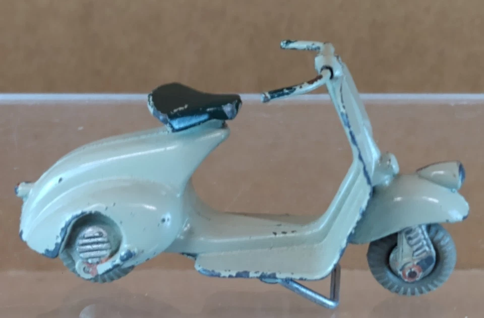 1951 Vespa 125 Scooter 1/32 Scale Metal Model by Mercury circa 1952 in Italy - Image 4 of 4