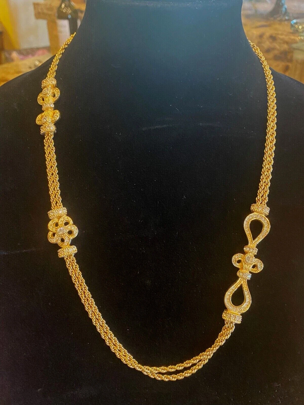 Ensemble boucles d'oreilles et colliers en cristal plaqué or vintage signés Christian Dior