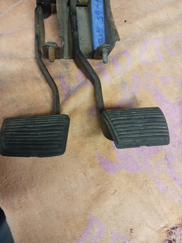 64 65 PONTIAC GTO LEMANS SS CHEVELLE TRANSMISIÓN MANUAL EMBRAGUE Y PEDAL DE FRENO MONTAJE Foto 2 de 4