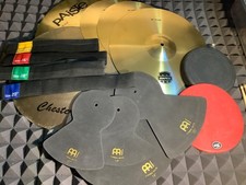 Konvolut bestehend aus Schlagzeug-Becken und Beckenzubehör