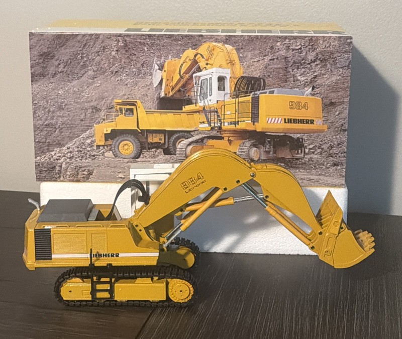 Liebherr R984B Litronic Hydraulic Excavator Conrad 1:50 Scale Model #2836/37 NIB