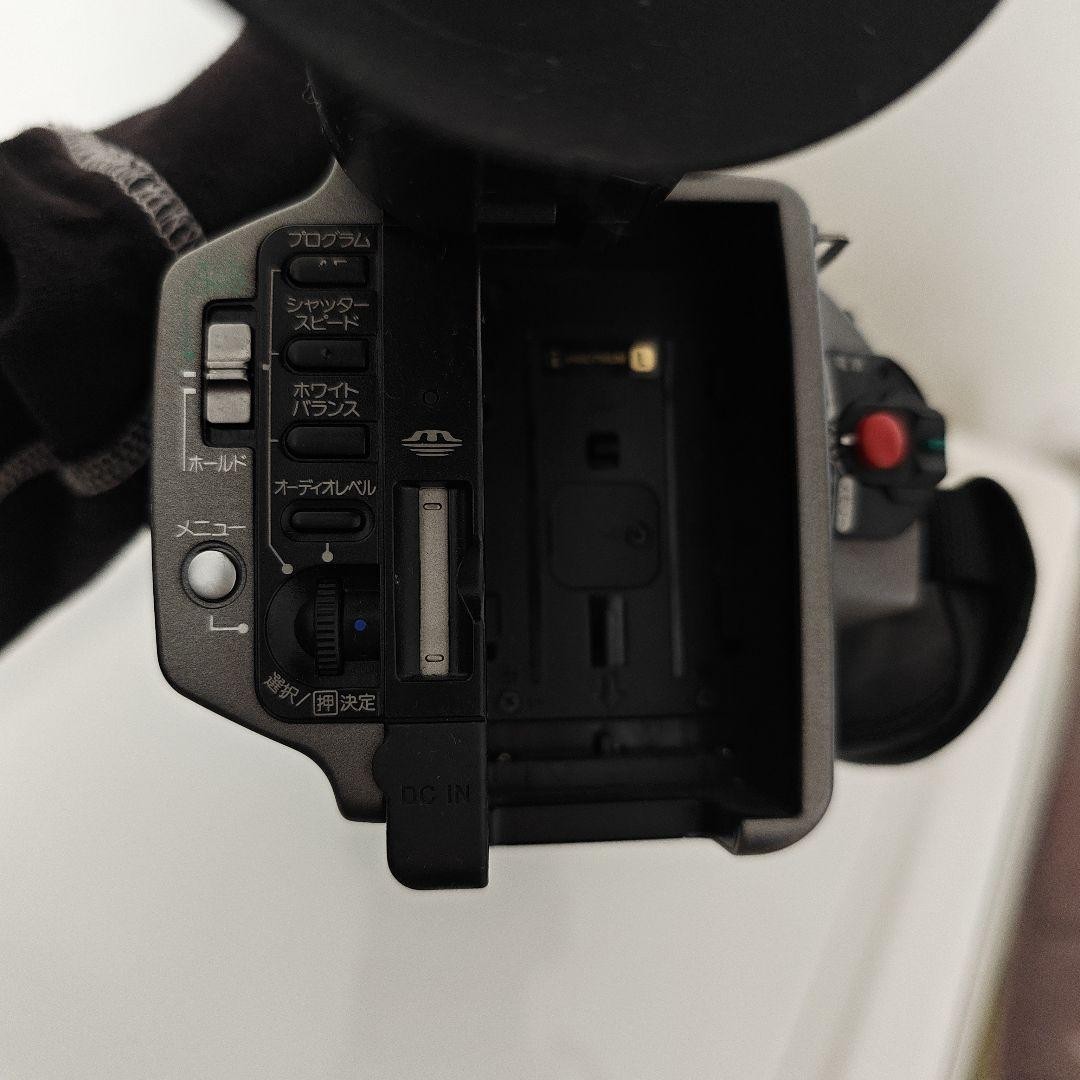 Sony DCR-VX2100 Digital HandyCam recorder 2.5 inch monitor