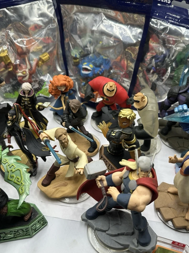 Lote 22 Figuras Disney Infinity, Amiibo (Planta Piranha, Robin) y Skylanders Foto 4 de 4