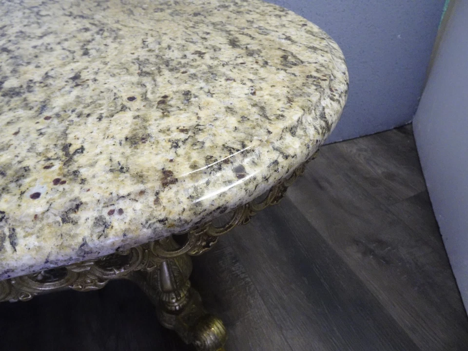 Mesa de centro francesa Louis vintage de mármol con falda de latón ornamentado y base ornamentada Foto 3 de 4