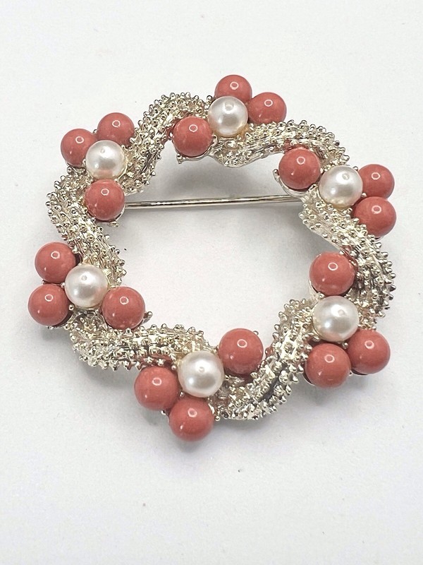 Vintage CORO Gold Tone Textured Pin Brooch Imitation Pearls Faux Coral 1.75”Dia.