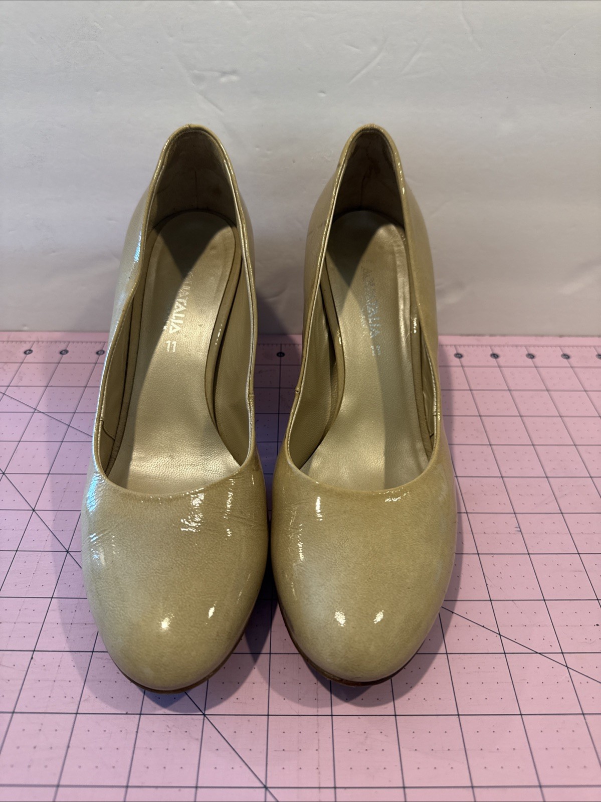 Aquatalia Italy Patent Leather Almond Toe Pump Beige Women Heels Size 11