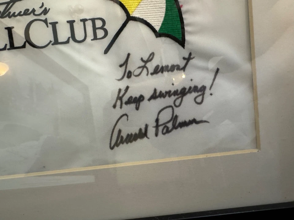 Bandera autografiada por Arnold Palmer del Bay Hill Club Foto 2 de 2