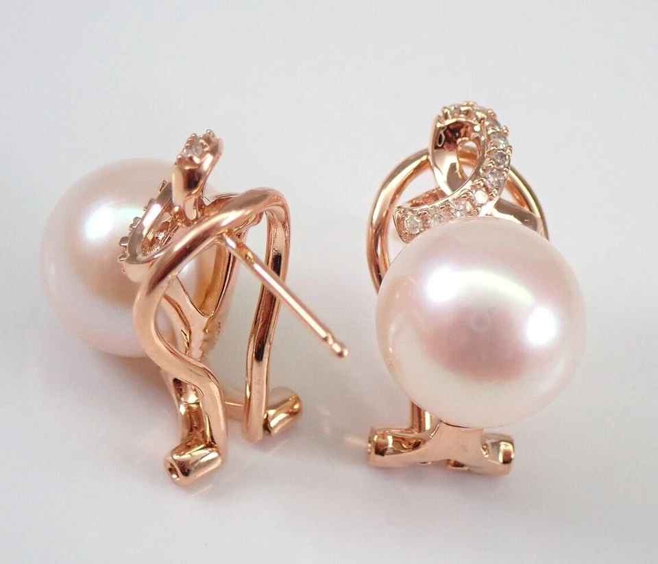 Aretes Omega Claps de perlas genuinas de corte redondo de 4,10 quilates enchapados en oro amarillo de 14 quilates Foto 2 de 4