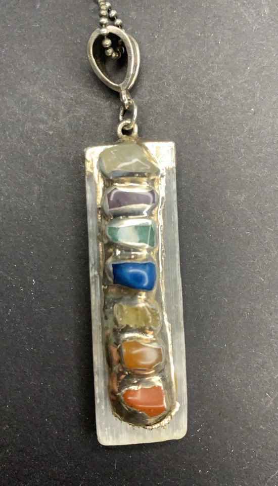 Collar colgante artesanal de chakra de cristal y piedras preciosas de plata de ley arco iris Foto 2 de 4
