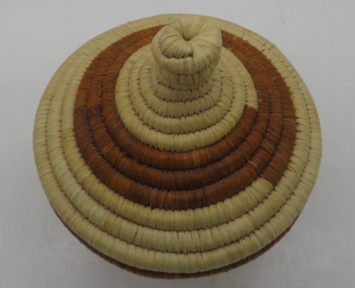 Hand Made Woven Basket with lid 6" x 4" - Picture 3 of 7