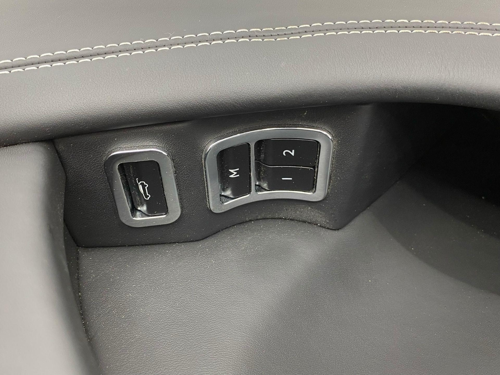 2016-2020 BENTLEY BENTAYGA OEM FRONT LEFT DOOR TRIM PANEL |BELUGA (BB) *SCRAPES*
