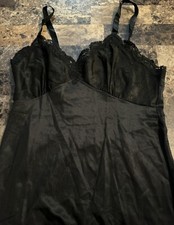 VINTAGE ARISTOCRAFT BLACK FULL SLIP WITH LACE .  SIZE 36 A