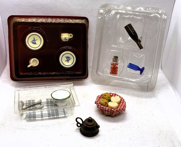 CASA DE MUÑECAS ACCESORIOS PARA COMEDOR O COCINA, NUEVOS