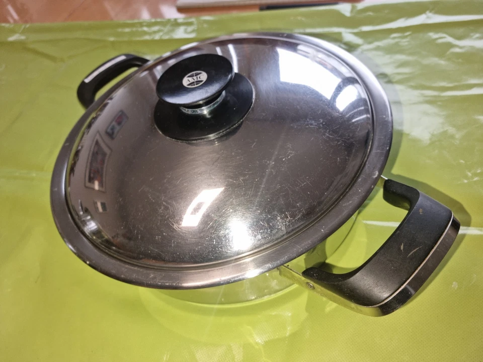 AMC   Topf mit Deckel 3,3 Liter 24cm Durchmesser 1,2 Bar.