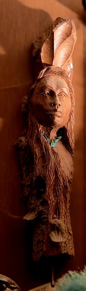 Dama de la madera nativa americana tallada a mano Foto 4 de 4